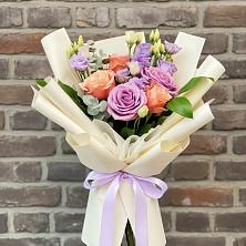 Букет цветов из:  Лизиантусы и Розы в Томузловском