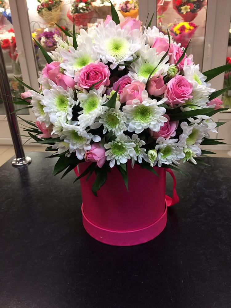 Цветочная композиция из Розы и Хризантемы в шляпной коробке в Томузловском