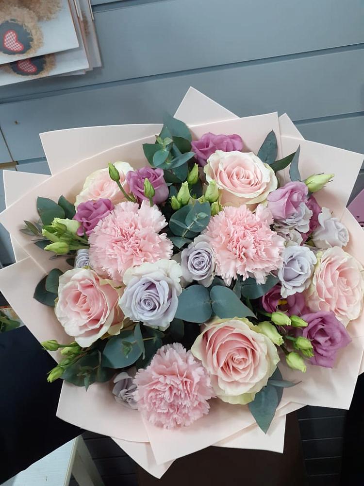 Букет цветов из: Розы, Гвоздики и Лизиантусы в Томузловском